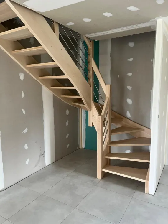 Escalier sur mesure en Hêtre à Annonay  , Saint-Bonnet-le-Froid, Mobe Construction Bois